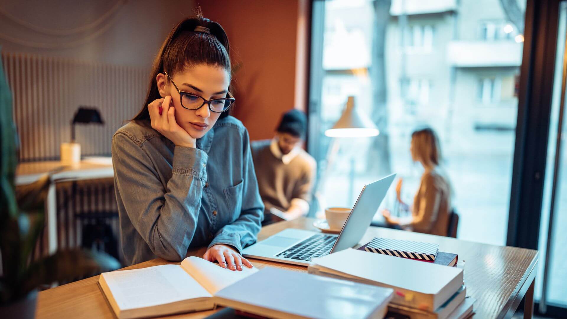Mulher estudante que está trabalhando