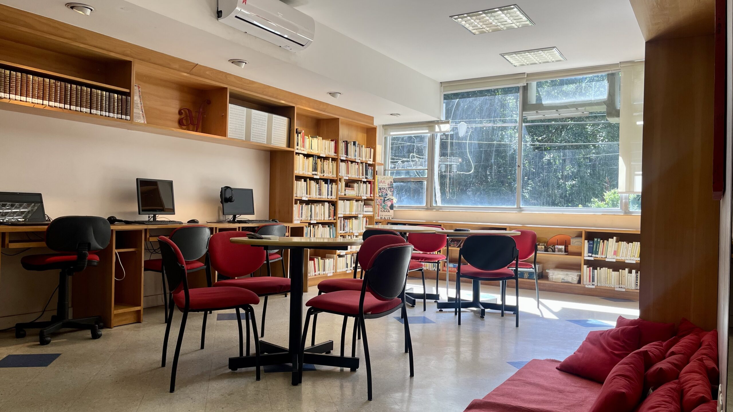 Foto da sala de leitura da aliança francesa no formato paisagem